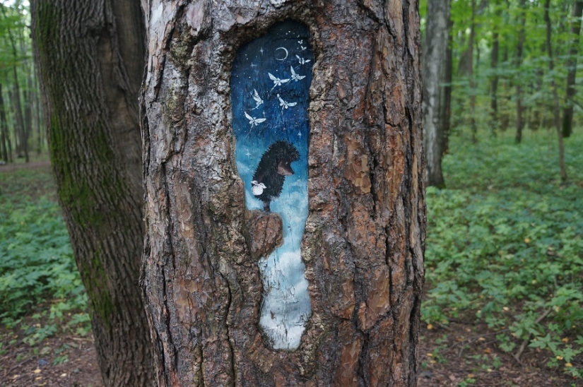 The Little Prince and the Hedgehog in the fog: who paints fairy-tale pictures on the trees of Moscow