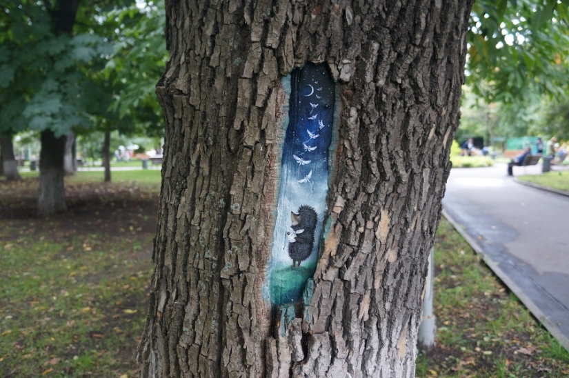 The Little Prince and the Hedgehog in the fog: who paints fairy-tale pictures on the trees of Moscow