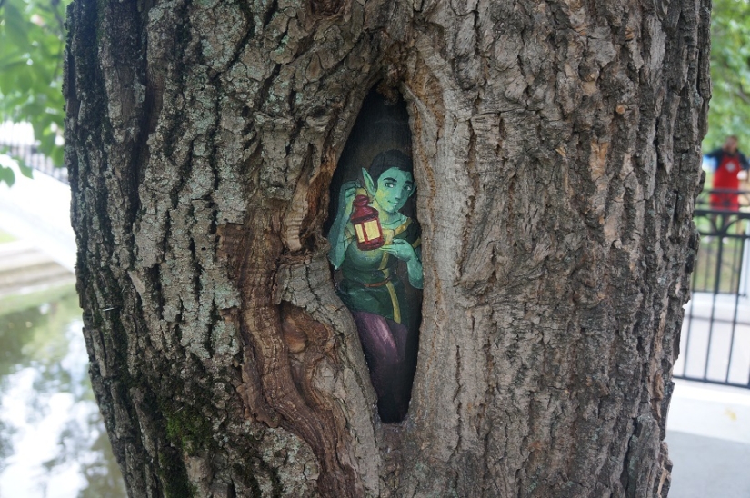 The Little Prince and the Hedgehog in the fog: who paints fairy-tale pictures on the trees of Moscow