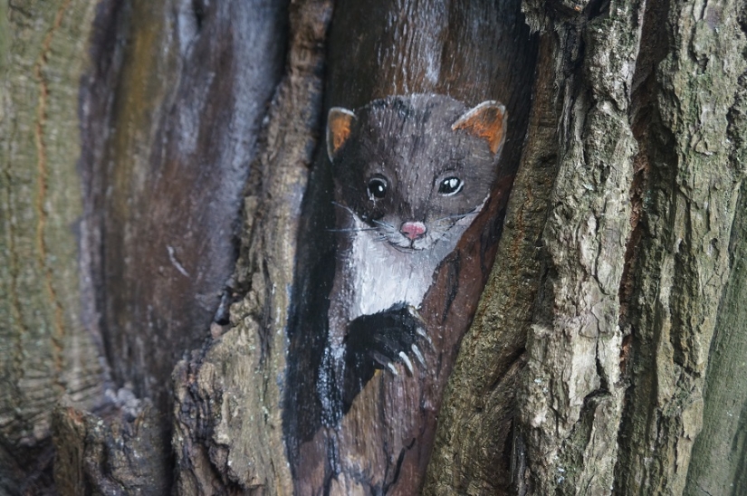 The Little Prince and the Hedgehog in the fog: who paints fairy-tale pictures on the trees of Moscow