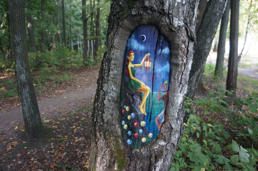 The Little Prince and the Hedgehog in the fog: who paints fairy-tale pictures on the trees of Moscow