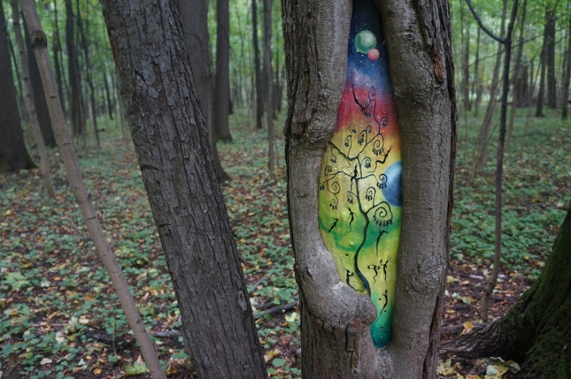 The Little Prince and the Hedgehog in the fog: who paints fairy-tale pictures on the trees of Moscow