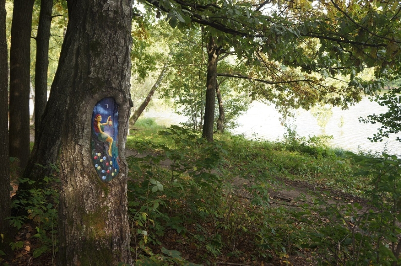 The Little Prince and the Hedgehog in the fog: who paints fairy-tale pictures on the trees of Moscow
