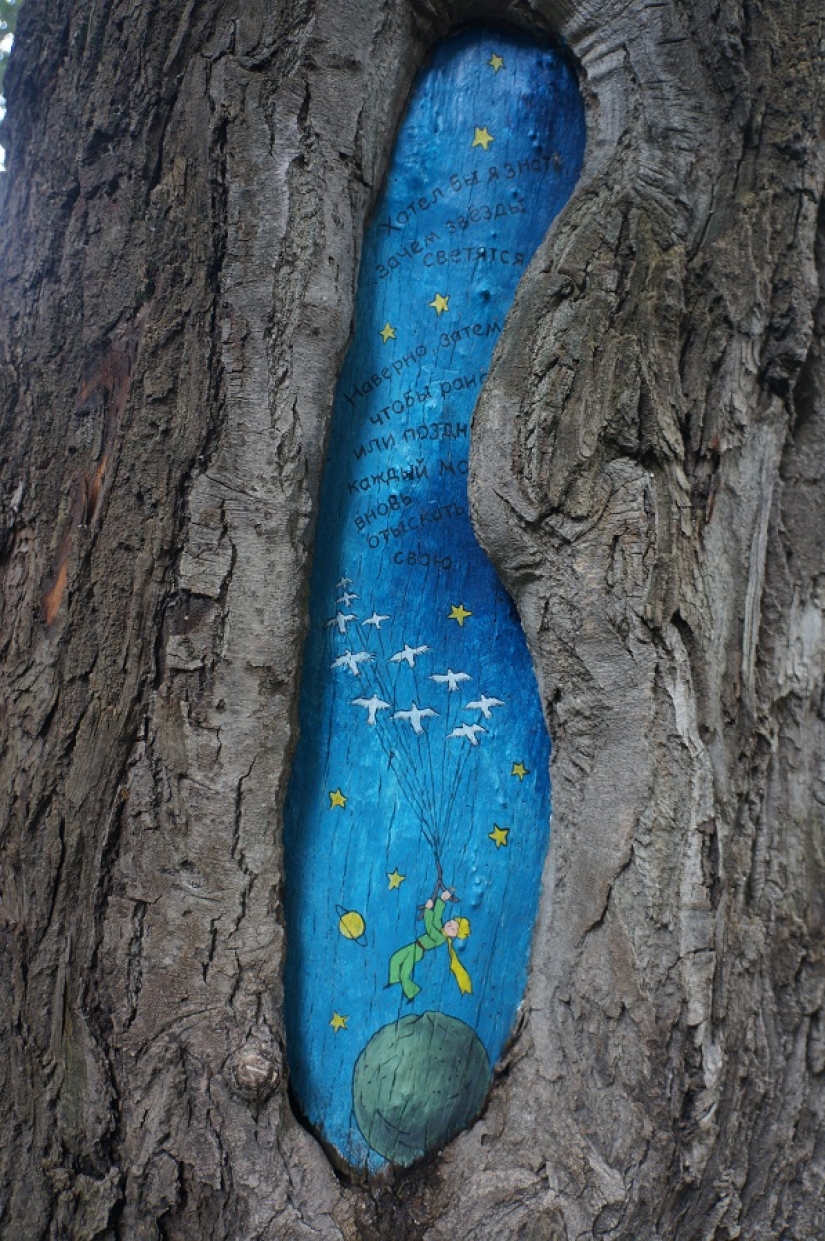 The Little Prince and the Hedgehog in the fog: who paints fairy-tale pictures on the trees of Moscow