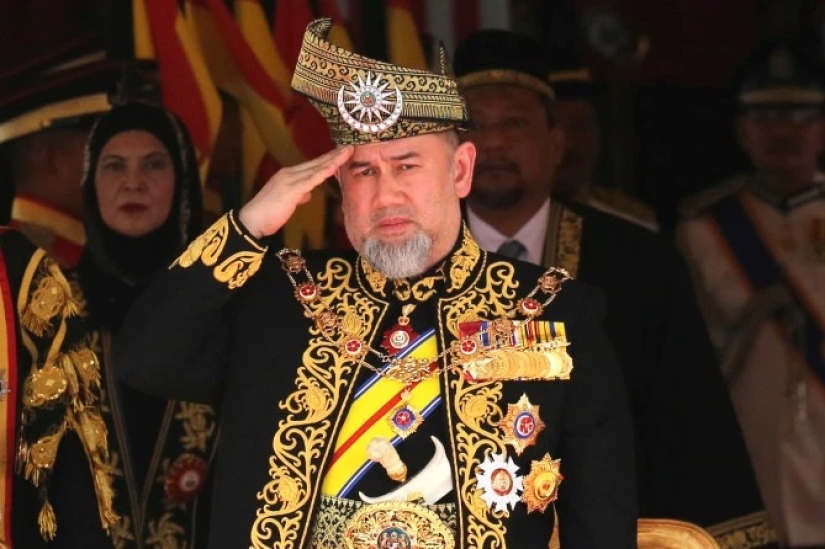 The Malaysian monarch broke up with his Russian wife because of intimacy in the pool