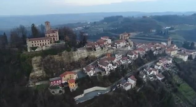 The mayor of an Italian village offers 2,000 euros to anyone who moves in with them The mayor of an Italian village offers 2,000 euros to anyone who moves in with them
