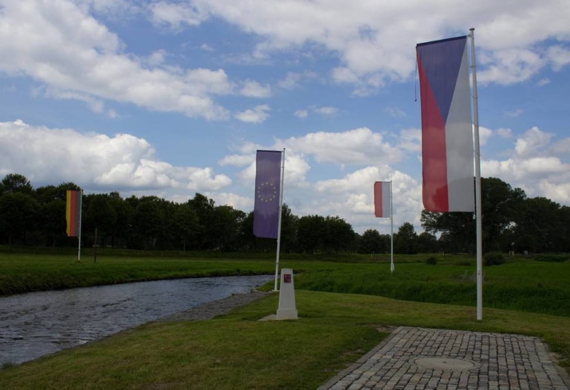 The most unusual borders that clearly demonstrate the policy of states The most unusual borders that clearly demonstrate the policy of states