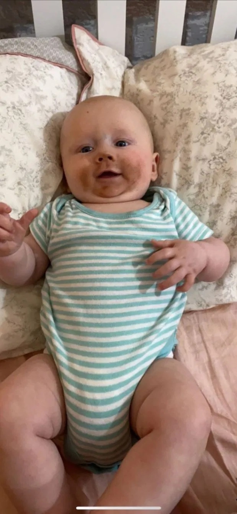 The mother breastfed her son after applying self-tanning and made social media users laugh