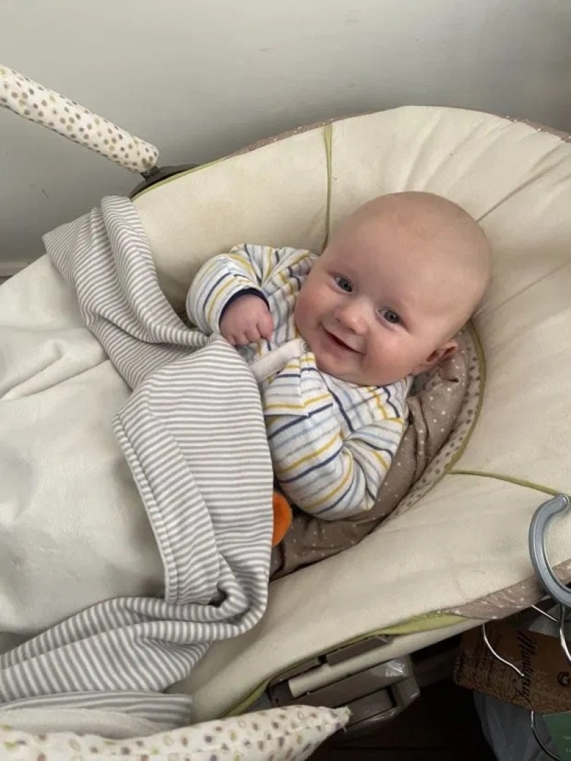 The mother breastfed her son after applying self-tanning and made social media users laugh