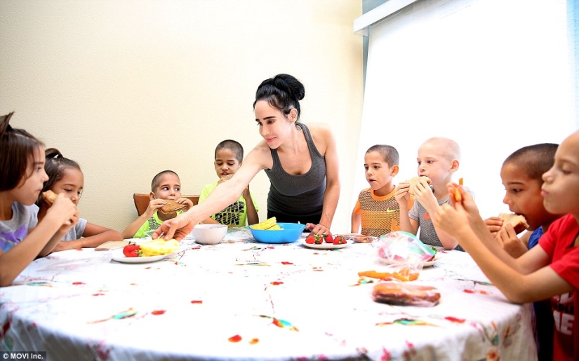 The mother of 14 children regrets the career of a stripper and filming in adult films