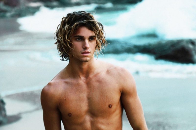 The "naked" selfie of the Instagram star and his girlfriend caused a storm of indignation on the web