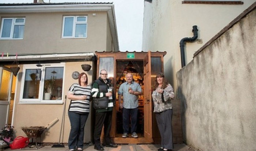 The neighbors built their own pub in the narrow space between the houses