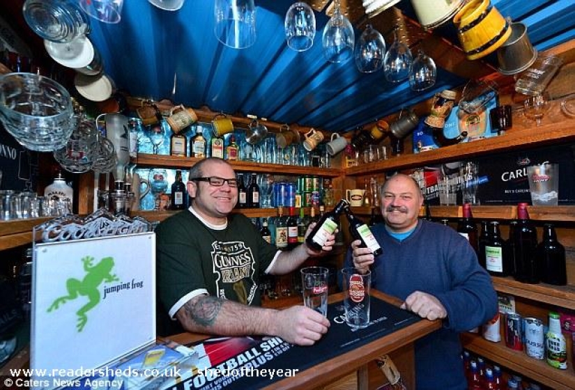The neighbors built their own pub in the narrow space between the houses