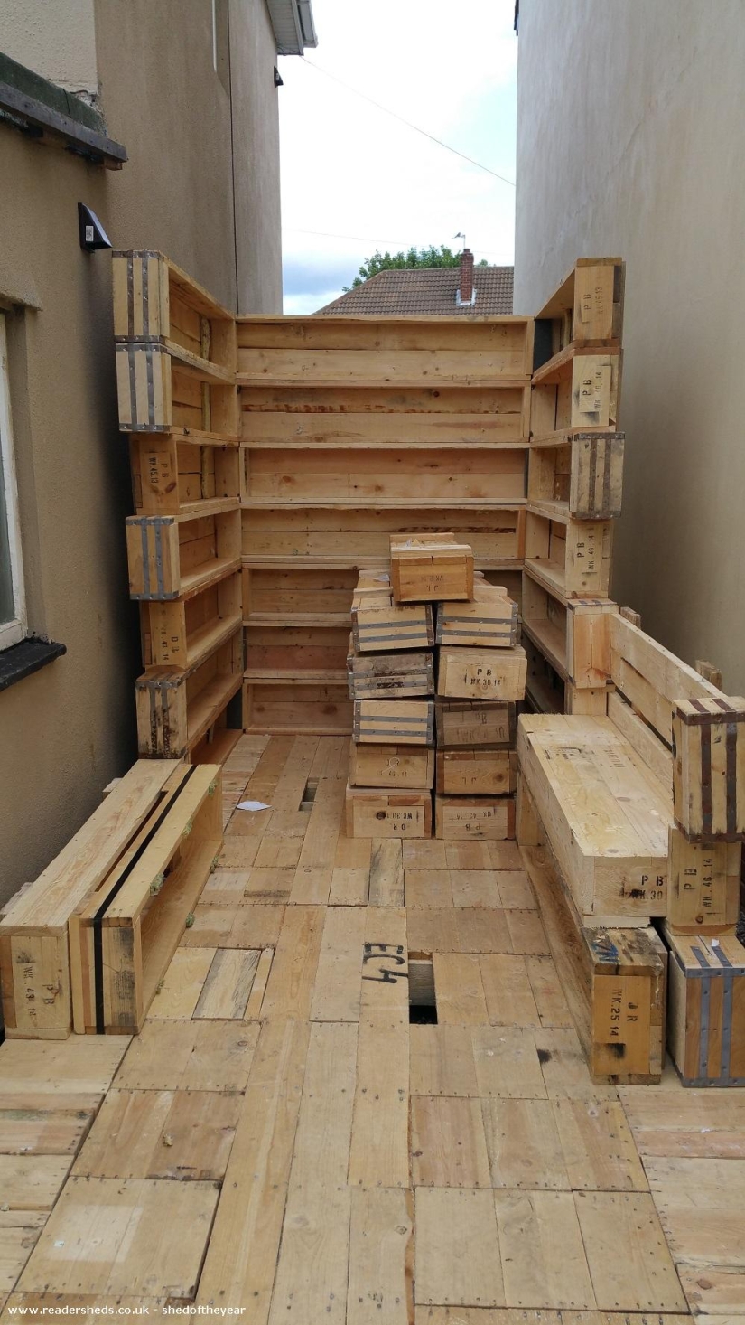 The neighbors built their own pub in the narrow space between the houses