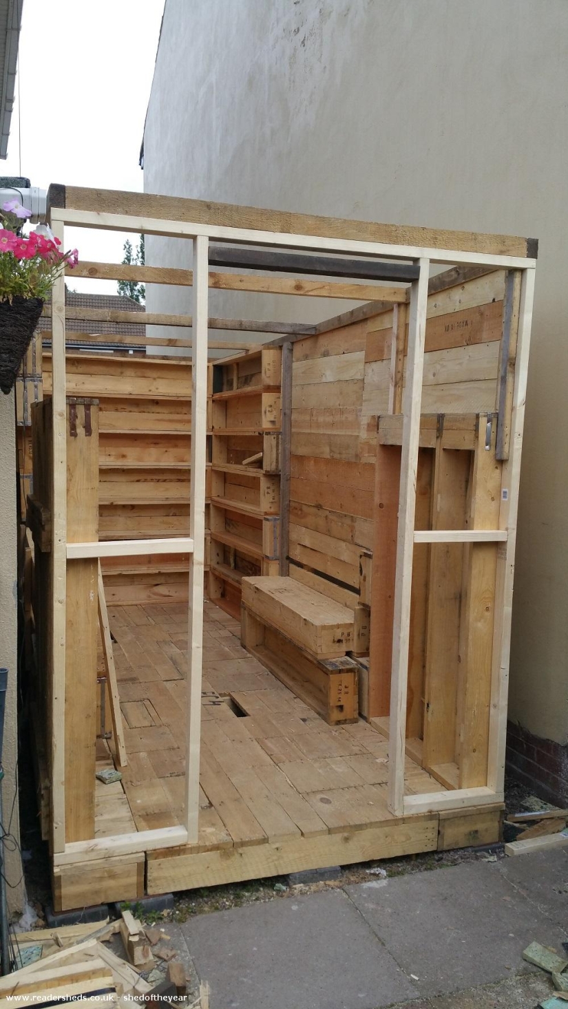 The neighbors built their own pub in the narrow space between the houses