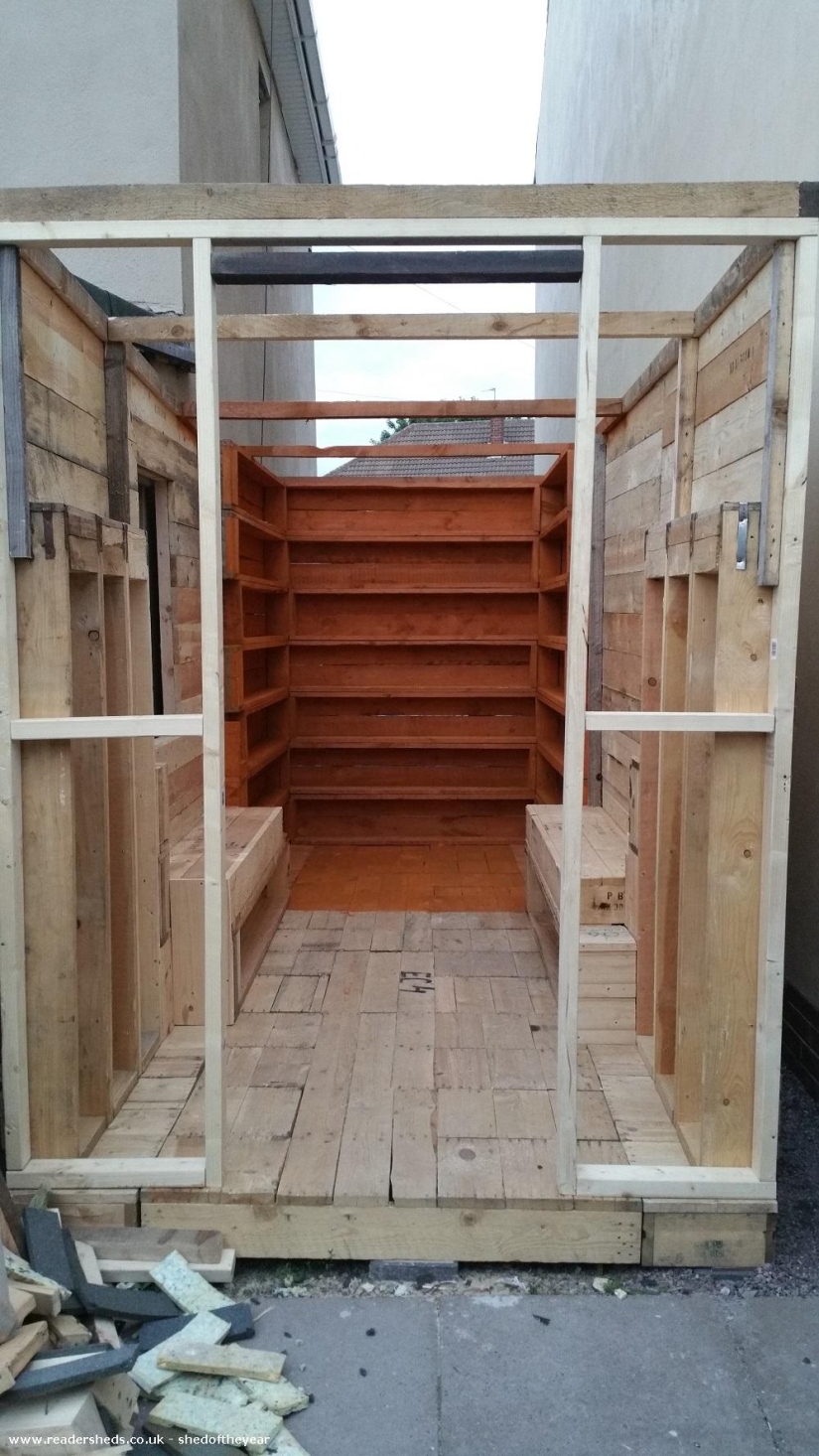 The neighbors built their own pub in the narrow space between the houses