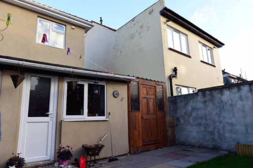 The neighbors built their own pub in the narrow space between the houses