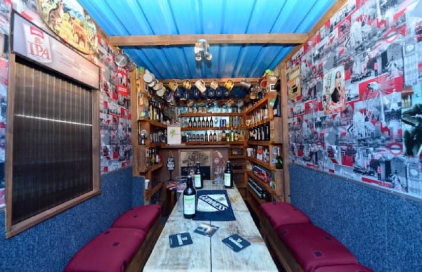 The neighbors built their own pub in the narrow space between the houses