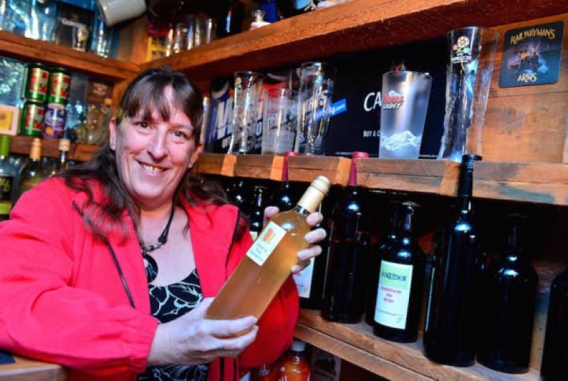 The neighbors built their own pub in the narrow space between the houses