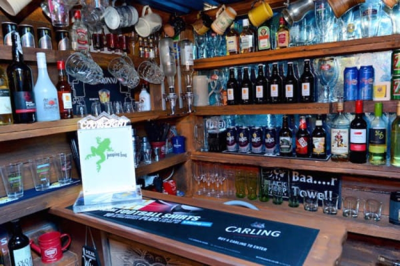 The neighbors built their own pub in the narrow space between the houses