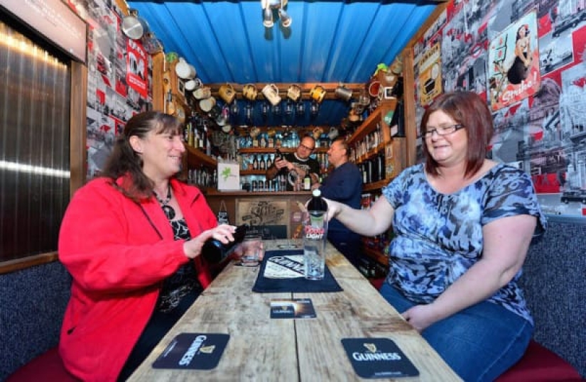 The neighbors built their own pub in the narrow space between the houses