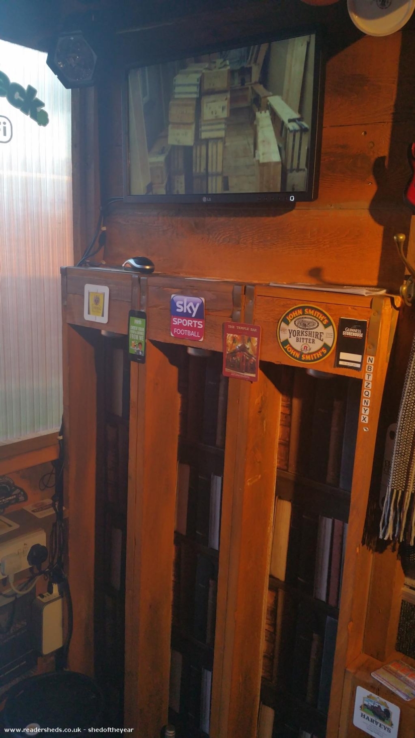 The neighbors built their own pub in the narrow space between the houses