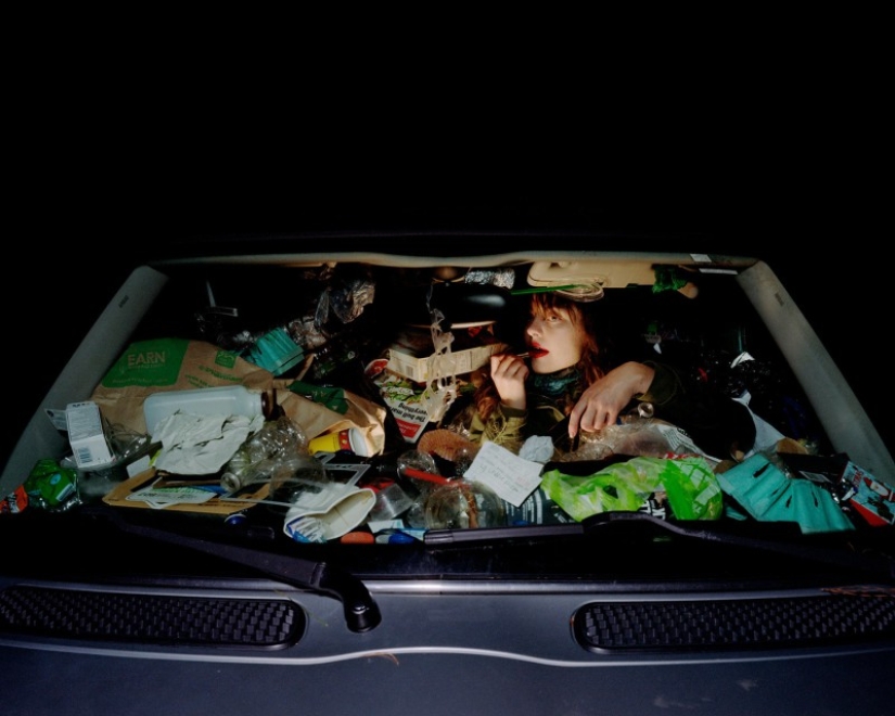 The photographer filled up the apartments of friends with garbage to show what we are doing with the planet The photographer filled up the apartments of friends with garbage to show what we are doing with the planet