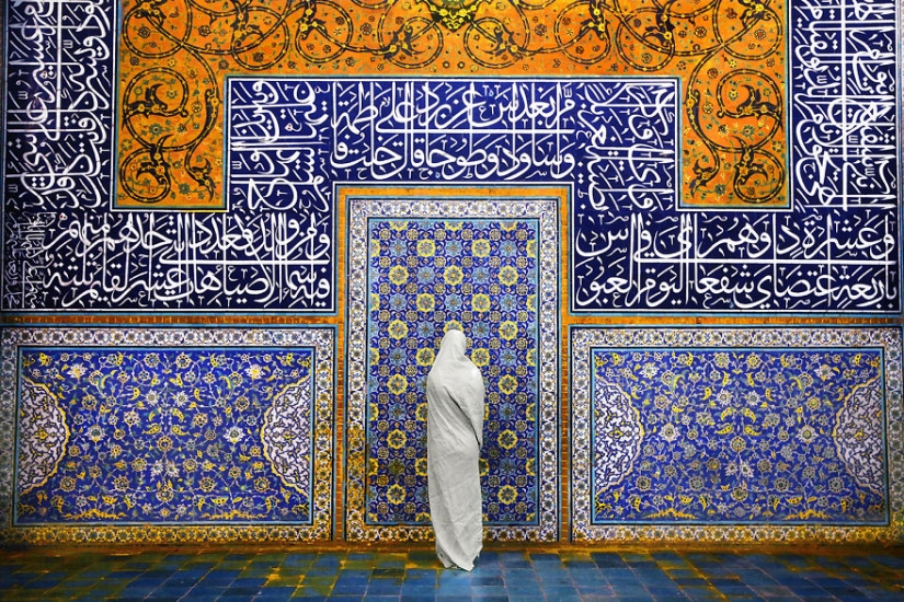 The photographer has been shooting for four years what is happening on a bench in the Ukrainian courtyard