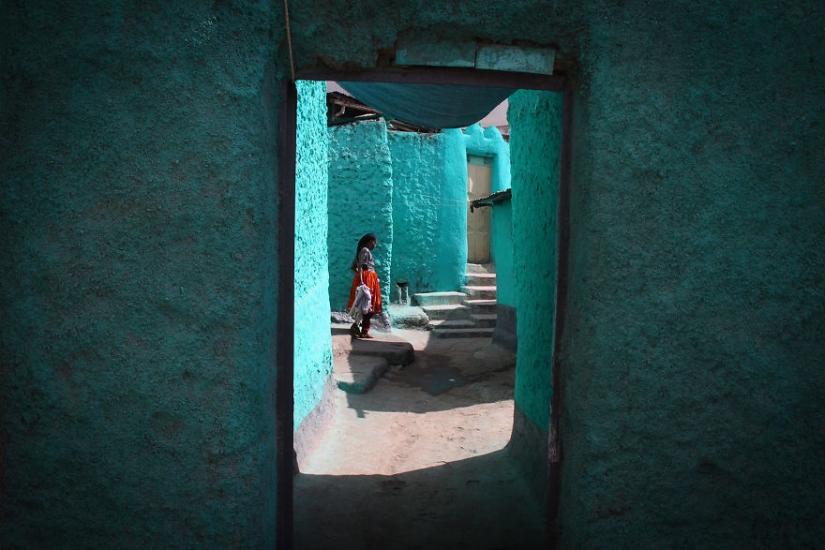 The photographer has been shooting for four years what is happening on a bench in the Ukrainian courtyard
