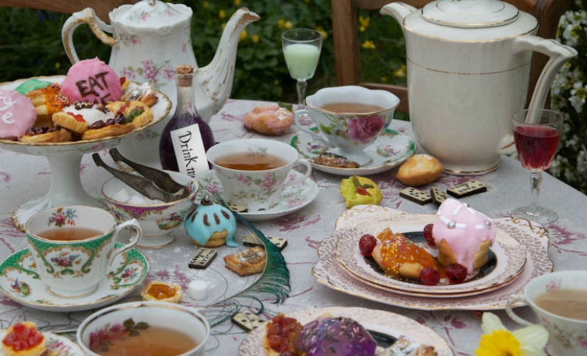 The photographer recreates the feasts described on the pages of famous literary works
