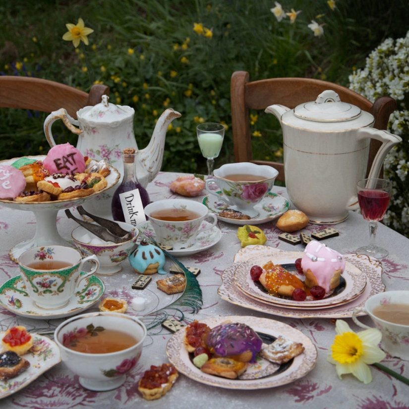 The photographer recreates the feasts described on the pages of famous literary works