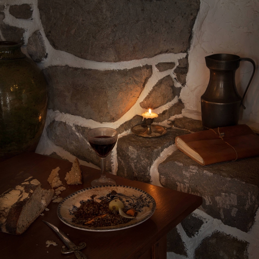 The photographer recreates the feasts described on the pages of famous literary works