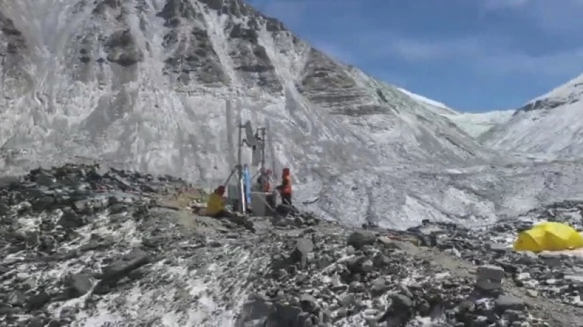 The pinnacle of technology: a 5G tower was installed on Everest with the help of yaks
