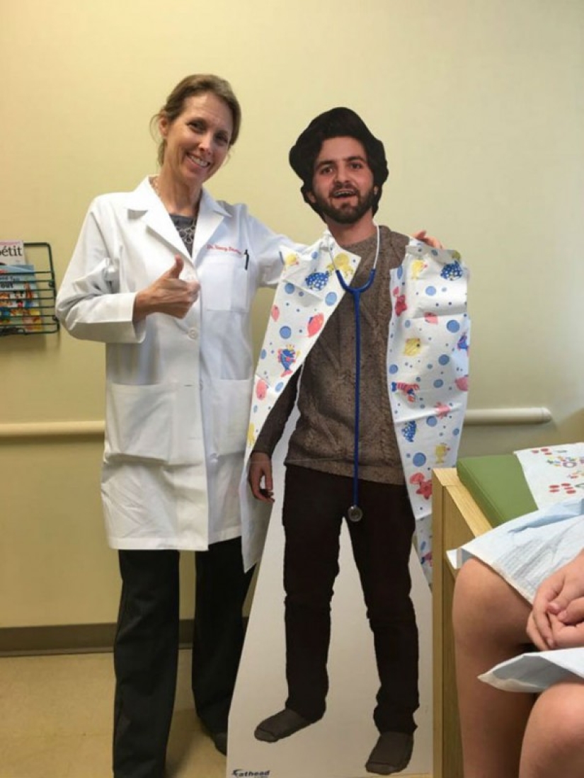 The student sent his mother a full-length photo of himself, and this is what she did with it