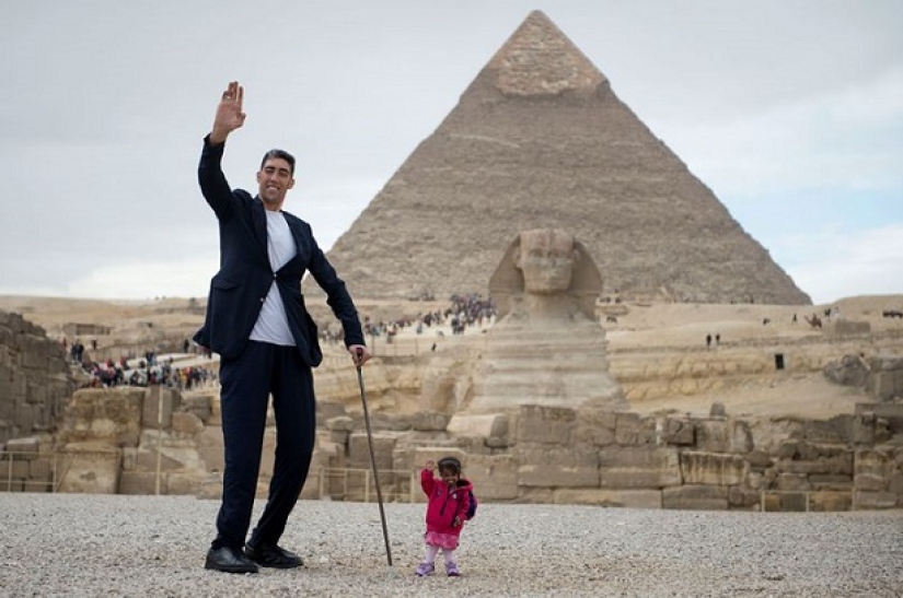 The tallest man in the world and the smallest woman met, and it's like a fairy tale