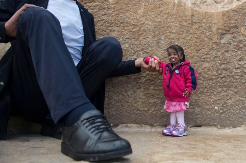 The tallest man in the world and the smallest woman met, and it's like a fairy tale