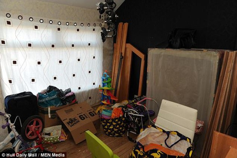 The tenants ran away from the rented house, leaving behind dirt, debts and an unhappy dog The tenants ran away from the rented house, leaving behind dirt, debts and an unhappy dog