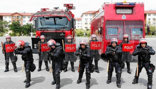 The use of weapons by the police in different countries