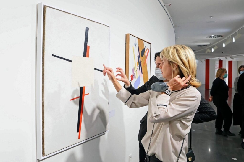 The vandal "improved" the painting for 75 million by painting the eyes on it