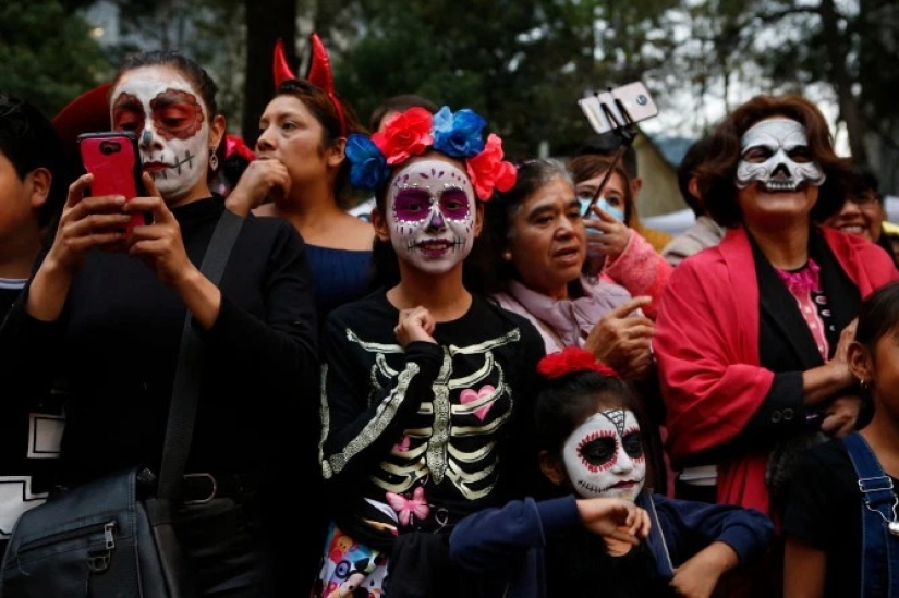 The Walking Dead: a traditional parade in honor of the Day of the Dead was held in Mexico