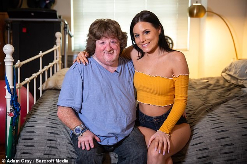 The webcam model adores her one-and-a-half-meter lover, who is 27 years older than her
