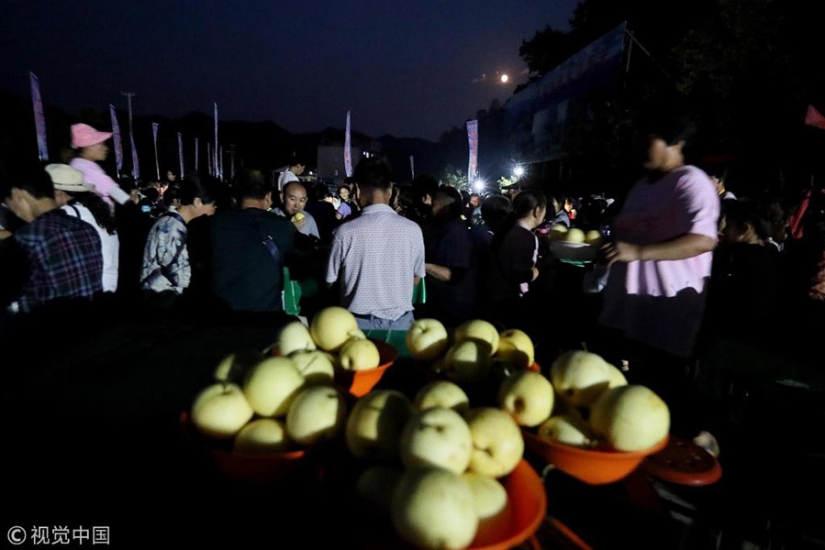 The Wonders of Chinese Fast Food: how to feed 20 thousand people in a couple of hours