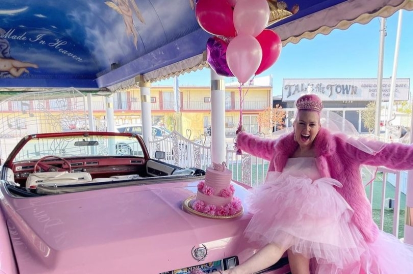 The world in pink tones: an American woman married her favorite pink color The world in pink tones: an American woman married her favorite pink color