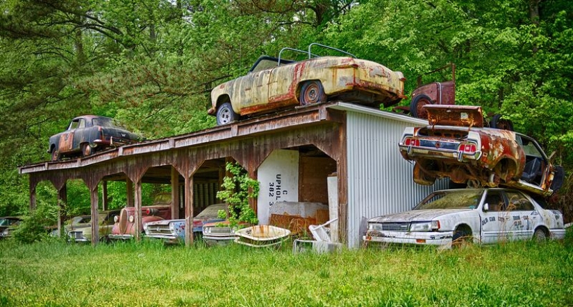 The world's largest cemetery of old cars The world's largest cemetery of old cars