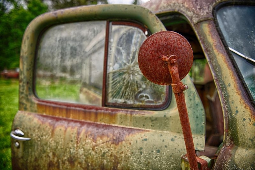 The world's largest cemetery of old cars The world's largest cemetery of old cars