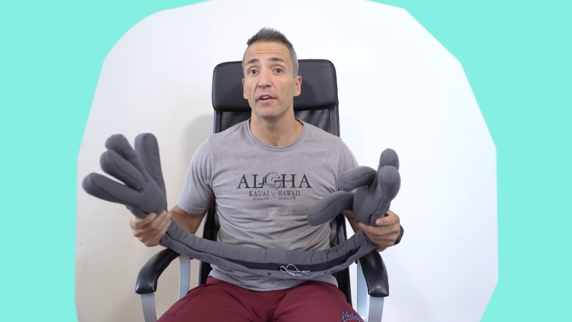 There are no many hands: a Canadian doctor has come up with a pillow for healthy sleep on the plane There are no many hands: a Canadian doctor has come up with a pillow for healthy sleep on the plane