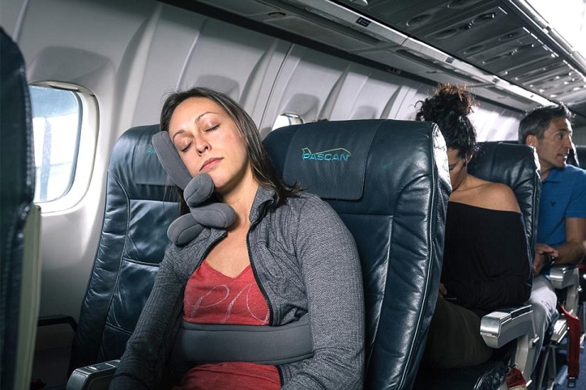There are no many hands: a Canadian doctor has come up with a pillow for healthy sleep on the plane There are no many hands: a Canadian doctor has come up with a pillow for healthy sleep on the plane