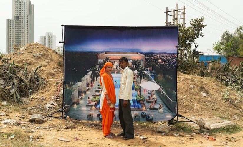 There are no millionaires in the slums: why does a photographer from Paris take pictures of poor people against the backdrop of luxurious Indian complexes