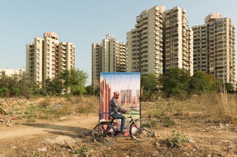 There are no millionaires in the slums: why does a photographer from Paris take pictures of poor people against the backdrop of luxurious Indian complexes There are no millionaires in the slums: why does a photographer from Paris take pictures of poor people against the backdrop of luxurious Indian complexes