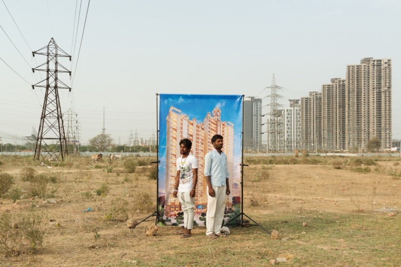 There are no millionaires in the slums: why does a photographer from Paris take pictures of poor people against the backdrop of luxurious Indian complexes There are no millionaires in the slums: why does a photographer from Paris take pictures of poor people against the backdrop of luxurious Indian complexes